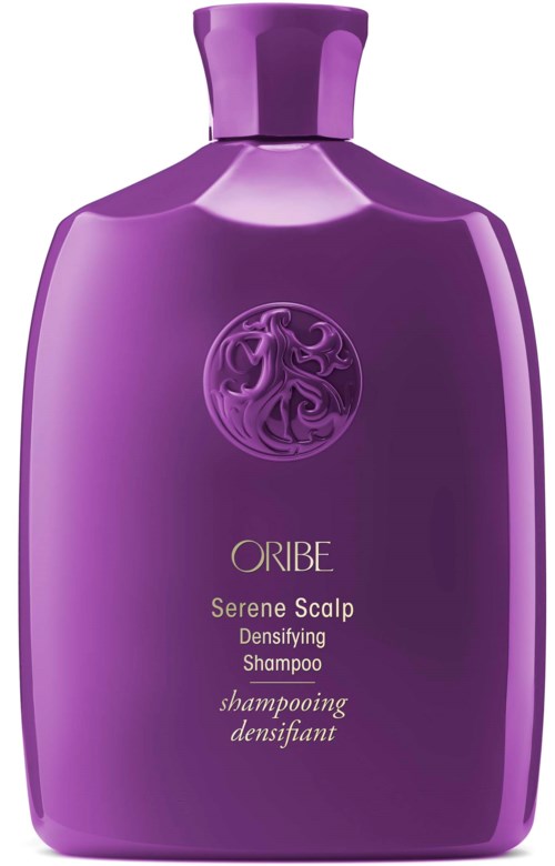 En lilla flaske av Oribe Serene Scalp Densifying Shampoo med logo, matt overflate, rund form og lilla kork.
