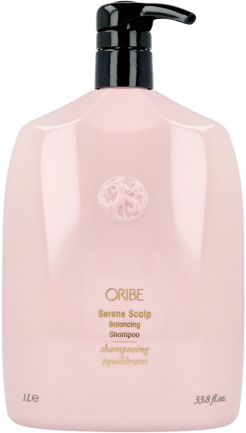 Eine rosa Flasche mit schwarzem Pumphahn, beschriftet Oribe Serene Scalp Balancing Shampoo, enthält 1 Liter.