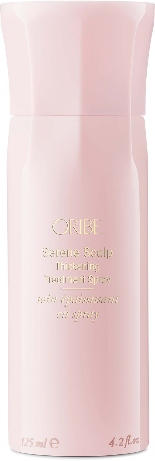 En rosa flaska märkta Oribe Serenity Scalp Tjocknande Behandling Spray. Den är 125 ml eller 4,2 fl oz.