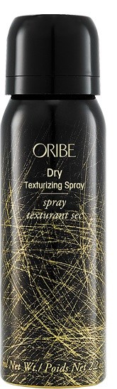 Svart burk med guldlinjer och text, märkt som Oribe Dry Texturizing Spray.