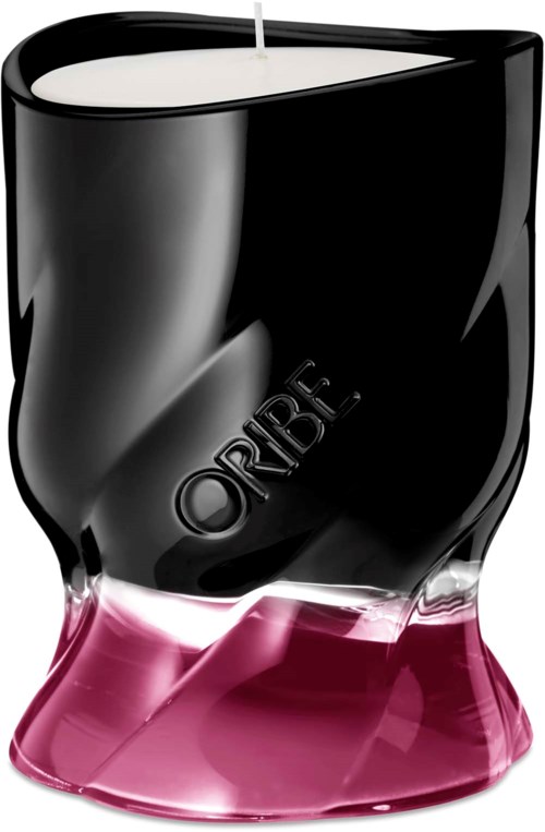 Et svart og rosa duftlys i en unik, buet glassholder med 'ORBÉ' skrevet på.