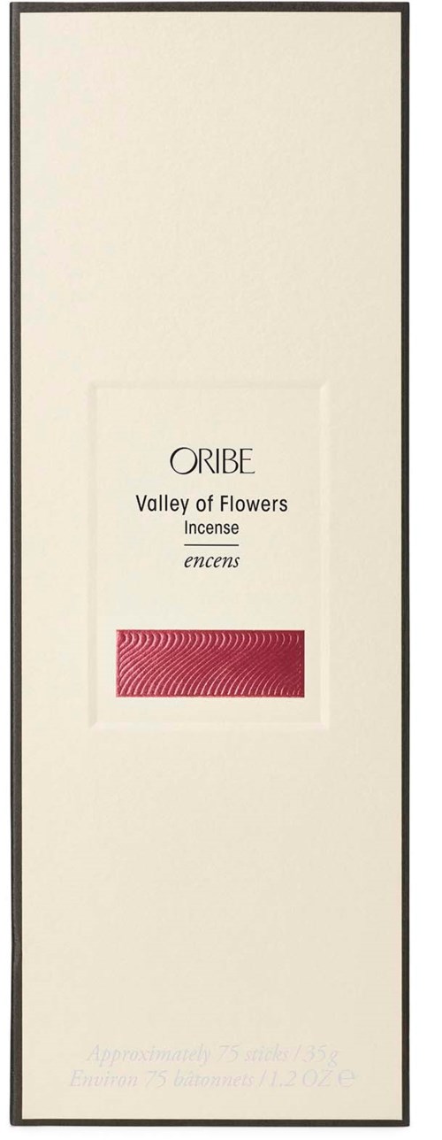 En hvit boks med svart kant inneholder tekst om Oribe-røkelse kalt Valley of Flowers med en rød stripe.