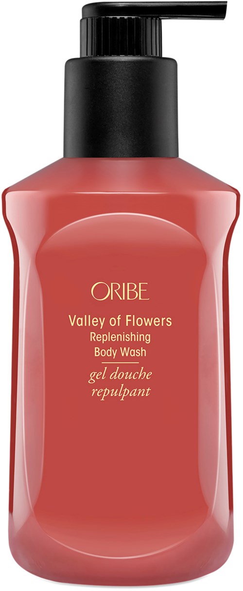 En rosa body wash-flaske med svart pumpe. Den har merket Oribe og står 'Valley of Flowers'.