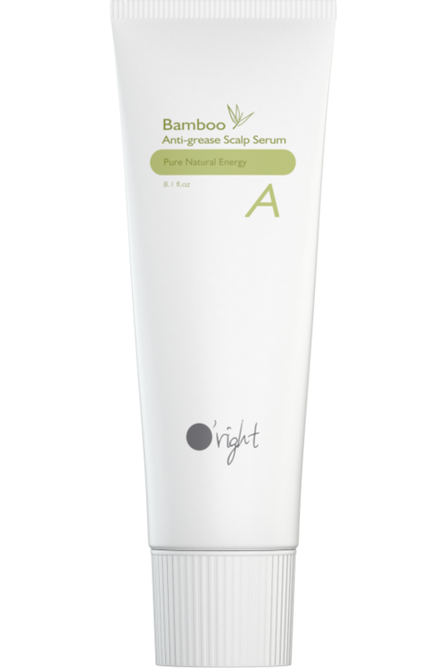 En vit tub med text 'Bamboo Anti-grease Scalp Serum' i grönt och svart, står upprätt.