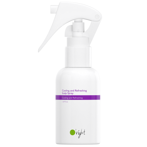 En vit sprayflaska med ett utlösningshandtag, märkt som svalkande och uppfriskande hårbotten spray, med lila och gröna texter.