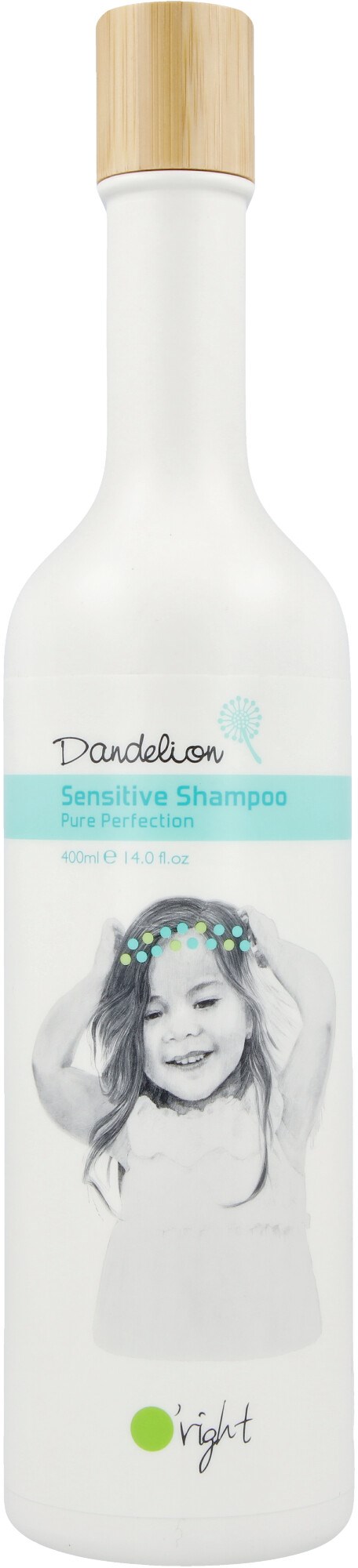 En vit flaska med ett trälock, märkt Dandelush Sensitive Shampoo, har en leende flicka med blommor i håret.