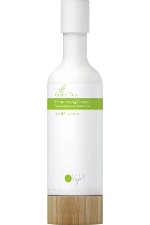 En vit flaska med ett bambukapsel, märkt som Green Tea Moisturizing Cream. Det har grön och vit text.