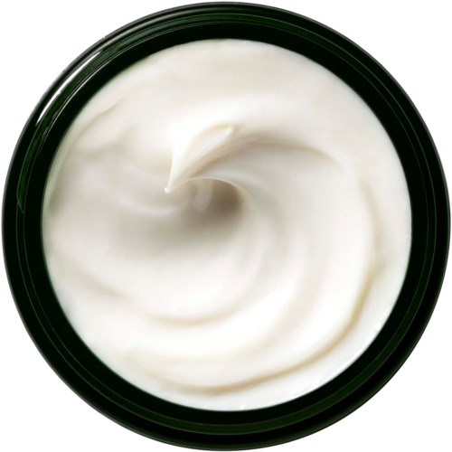En svart burk fylld med slät, krämig vit yogurt eller liknande mejeriprodukt, rörd på ytan.