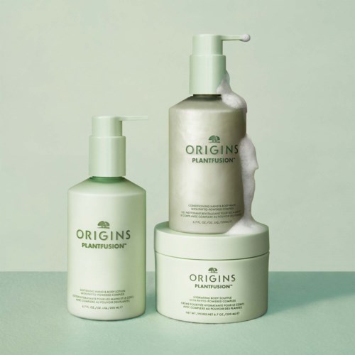 Tre hudvårdsprodukter från Origins PlantFushi-serien, inklusive flaska med pump och en burk, mot en ljusgrön bakgrund.