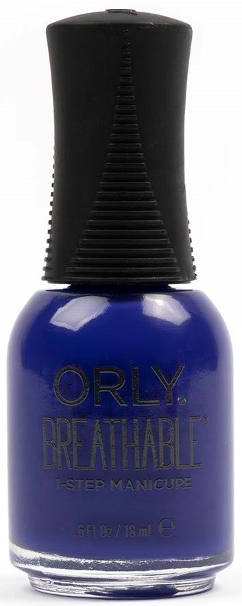 Blå neglelakkflaske med svart kork, merket 'ORLY Breathable'.