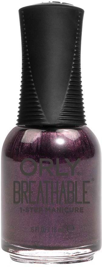 En flaske med Orly Breathable 1-step neglelakk, mørk lilla med skinnende finish, svart hette og merke på flaska.