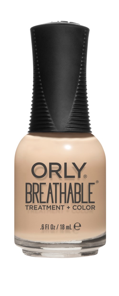 En flaske med ORLY pustende neglelakk, med beige farge og svart lokk, etiketten viser at den er for behandling og farge.
