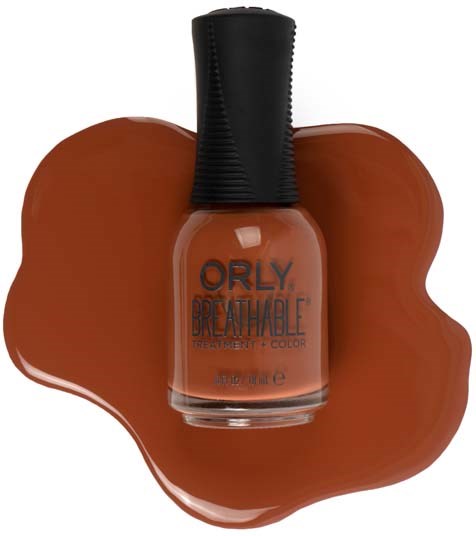 Neglelakkflaske merket "Orly Breathable" ligger på en kulp av brunt neglelakk.
