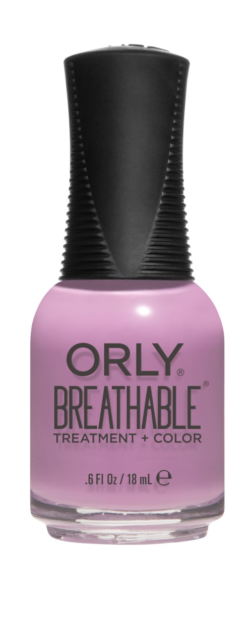 En lys lilla neglelakkflaske med svart hett. Etiketten sier "Orly Breathable Treatment + Color."