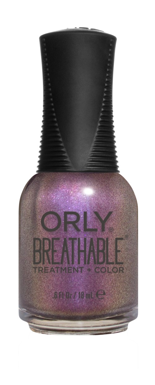 En flaske med Orly Breathable neglelakk i lilla farge med sort lokk, merket 'Treatment + Color', 18 ml.