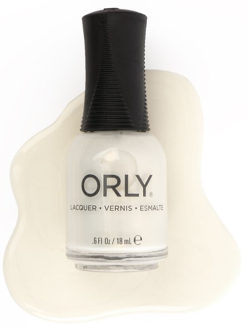 Vit nagellackflaska med svart lock, omgiven av spilld vit nagellack.