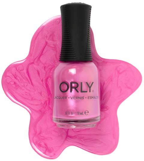 Nagellackflaska i rosa placerad på en rosa, marmorerad yta som liknar en blomma.