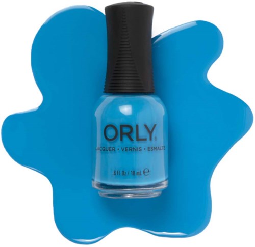 En blå flaska nagellack från Orly med spilled nagellack runt den.