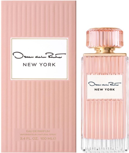 Różowa butelka perfum i pudełko z pionowym paskiem, z białą etykietą z napisem 'Oscar de la Renta NEW YORK'.