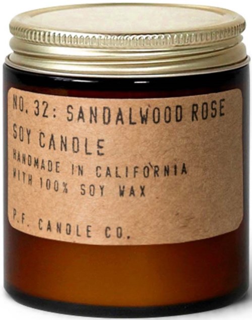 Ein brauner Sojakerz mit Label: 'Sandalwood Rose, handgefertigt in Kalifornien, mit 100% Sojawachs,' mit Metallverschluss.