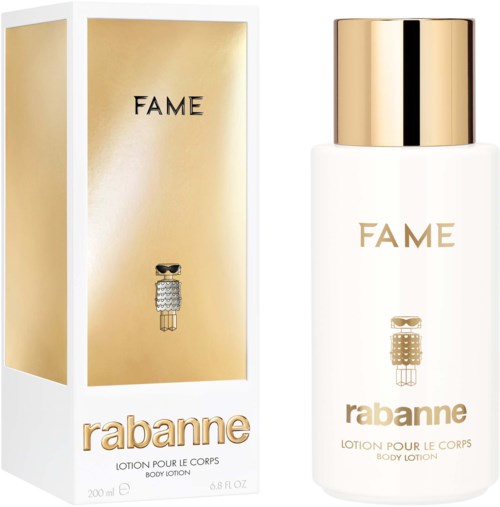 Een witte bodylotionfles met een gouden dop en goudkleurige tekst. De doos heeft eenzelfde ontwerp en kleuren.