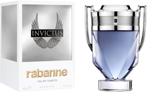 Een parfumfles met zilveren en blauwe ontwerpen en de doos met de tekst 'Invictus' en 'Rabanne' staan naast elkaar.