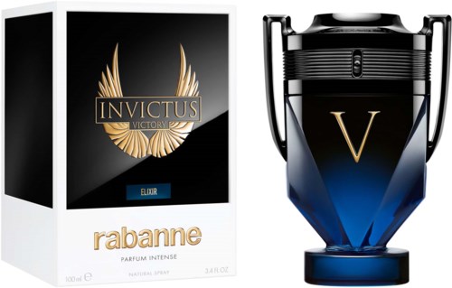 Een parfumfles en doos met zwart, blauw en goud ontwerp, gemarkeerd 'Invictus Victory' en 'Rihanna', naast elkaar weergegeven.