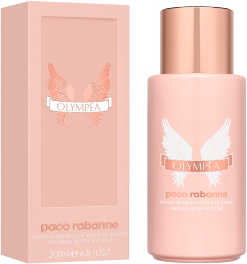 Een roze fles Paco Rabanne Olympéa bodylotion met witte vleugels en een bijpassende doos met vleugelontwerp.