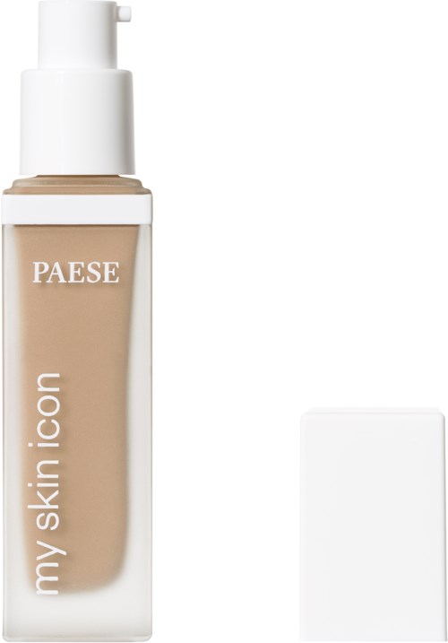 En beige væskegrunnlag i en klar flaske med hvit kork og pumpe, merket "my skin icon" og "PAESE."