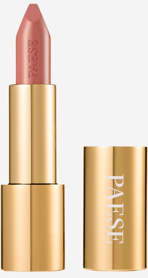 Ein Lippenstift in hellrosa Ton in einer goldenen Hülse, mit "PAUSE" graviert auf dem Lippenstift.