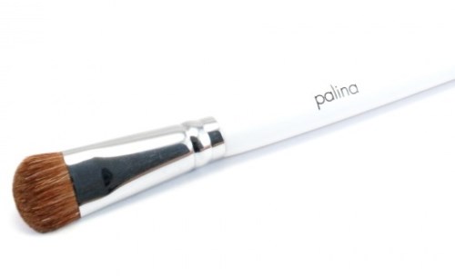 En vit makeup-borste med bruna borst och ordet "palina" på handtaget.