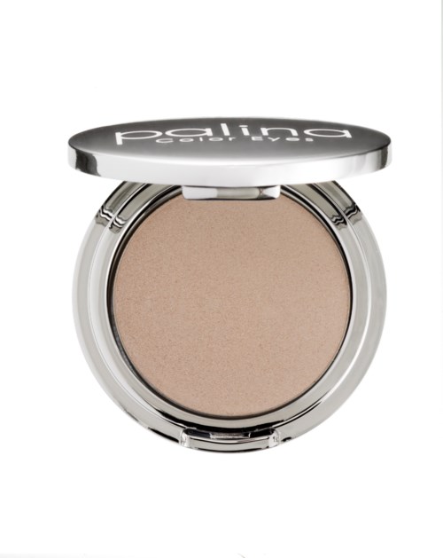 Ett runt kompakt med beige puder inuti och ett svart lock med vit text som säger 'palling cold matte'.