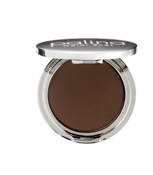 Ett runt compact med mörkbrunt smink inuti. Locket har vitt text på svart bakgrund.
