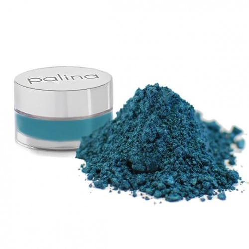 Ein kleiner Behälter mit dem Wort "palina" daneben ein Haufen blauer Pulver.