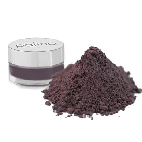 Ein kleiner Cremetopf mit 'Palina' daneben, neben einem großen Haufen dunkelvioletten Pulver.