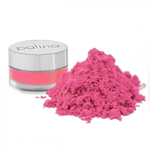 Ein Behälter mit rosa Gesichtspuder, daneben verstreuter Puder.