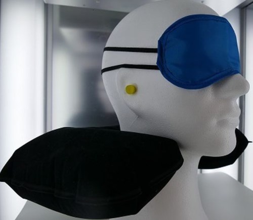 Ein weißer Kopf trägt eine blaue Augenmaske, schwarze Kopfhörer und einen gelben Knopf.