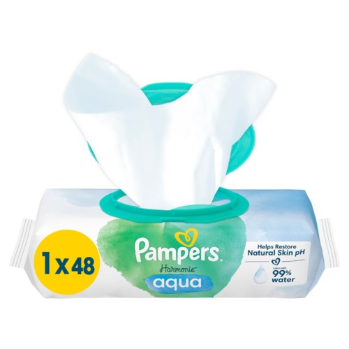 Packung mit Pampers Aqua Baby-Feuchttücher, Feuchttuch wird herausgezogen, Kinder Gesicht auf der Packung.