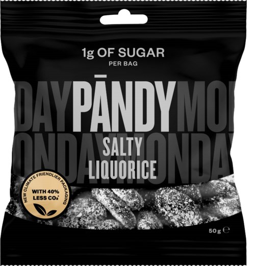 Een zwart snackzakje met 'Salty Liquorice', 1g suiker per zakje, met een gouden badge en getextureerde snoepjes.