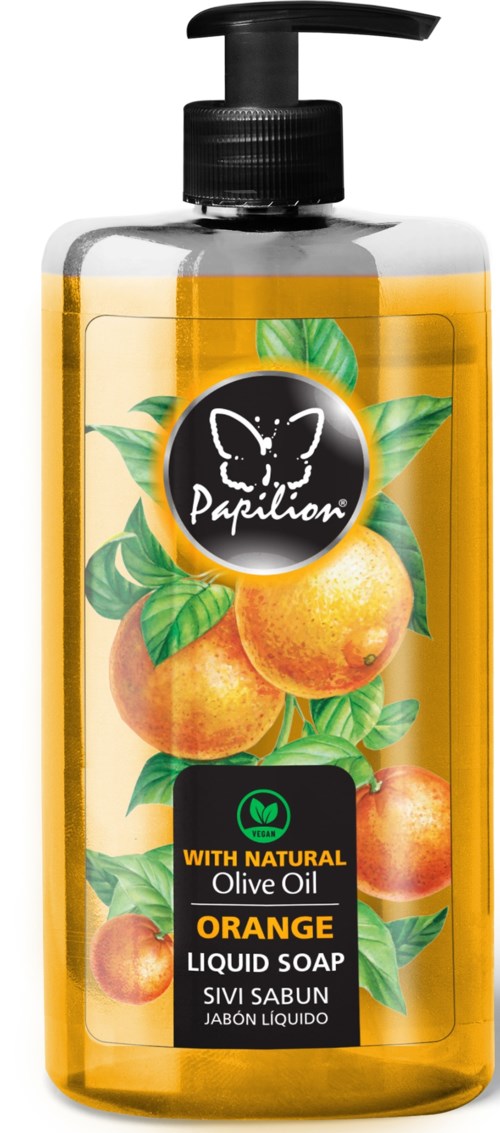 En klar flaska med svart pump innehåller orangefärgad flytande tvål med olivolja. Etiketten visar en orangefrukt och gröna blad.