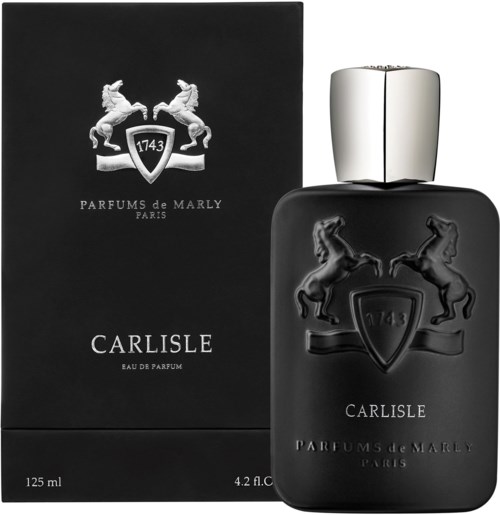 En svart parfymflaska med silverkork och matchande förpackning, med ett märke med två hästar och texten 'Carlisle'.