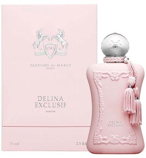 Rosa parfymeflaske med sølvhett og frynser, ved siden av rosa eske med logo og tekst for Delina Exklusiv.