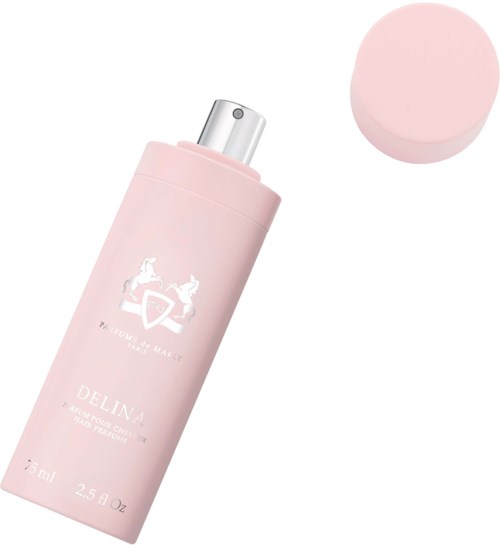 Rosa sprayflaska med en häst- och sköldlogotyp, och en rosa lock i närheten.
