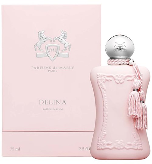 Lys rosa parfymeflaske med sølvlokk og rosa frynser, ved siden av en rosa eske med logo og tekst.