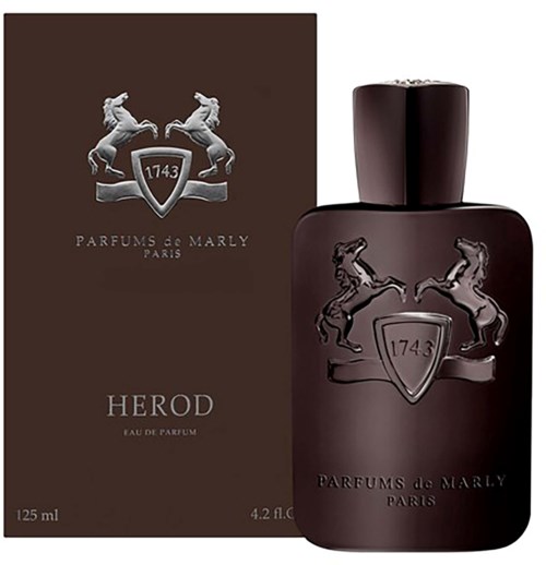 En mörk parfyllflaska och förpackning med en silverhäst och sköldlogga, märkt Herod av Parfums de Marly, Paris.