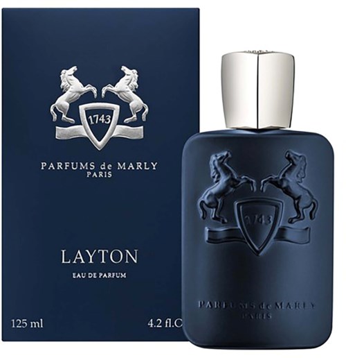 En mörkblå parfyllflaska och matchande ask med häst- och sköldlogo, samt text för Layton Eau de Parfum.
