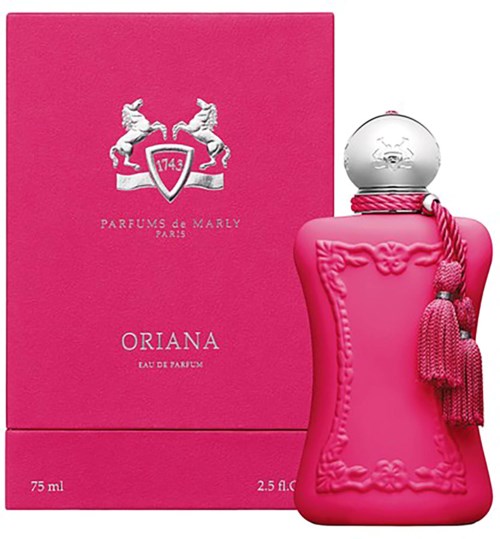 En rosa parfyllflaska med en dekorativ ram och hängande tofs, bredvid en matchande rosa box med en logga.