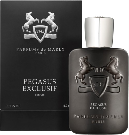 En svart parfymflaska med två hästar och en sköld, tillsammans med en matchande box, märkt Pegasus Exquisif.