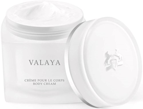 Ein weißer Behälter mit Valaya Body Cream und Deckel, mit cremeartigem Produkt darin. Schlichtes und elegantes Verpackungsdesign.