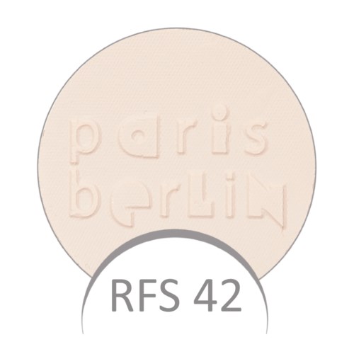 Okrągła beżowa tabletka z wypukłymi słowami 'paris berlín' i 'RFS 42' poniżej w białym kole.